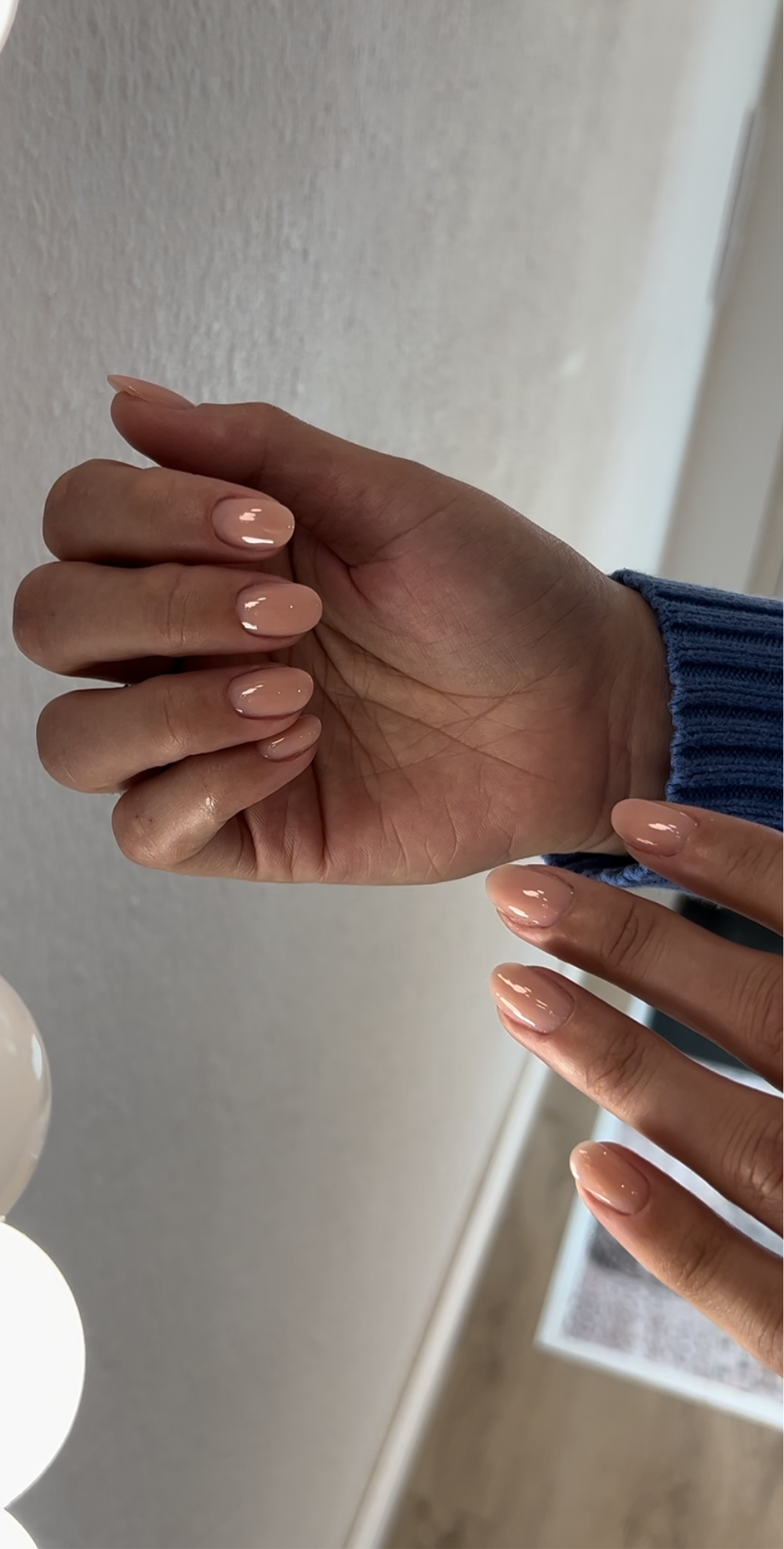 Die UV-Maniküre von Alisa Nails bietet mit dem eigenen UV Base und Top Coat langanhaltende, splitterfeste Nägel. Die hochwertigen Produkte sorgen für intensiven Glanz und schützen den Naturnagel. Schnell und einfach unter UV- oder LED-Licht anzuwenden, für ein professionelles Ergebnis wie im Salon.