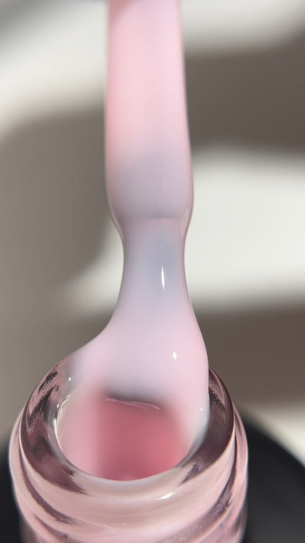 Easy Gel „Baby Pink“-Alisa Nails Gel Polishist ein spezieller Nagellack, der die Vorteile von herkömmlichem Nagellack und UV-Gel vereint. Es wird wie normaler Nagellack aufgetragen, härtet jedoch unter UV- oder LED-Licht aus. Dadurch entsteht eine strapazierfähige, kratzfeste und langanhaltende Maniküre, die oft zwei bis drei Wochen hält, ohne zu verblassen oder abzusplittern.-