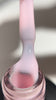 Easy Gel „Baby Pink“-Alisa Nails Gel Polishist ein spezieller Nagellack, der die Vorteile von herkömmlichem Nagellack und UV-Gel vereint. Es wird wie normaler Nagellack aufgetragen, härtet jedoch unter UV- oder LED-Licht aus. Dadurch entsteht eine strapazierfähige, kratzfeste und langanhaltende Maniküre, die oft zwei bis drei Wochen hält, ohne zu verblassen oder abzusplittern.-