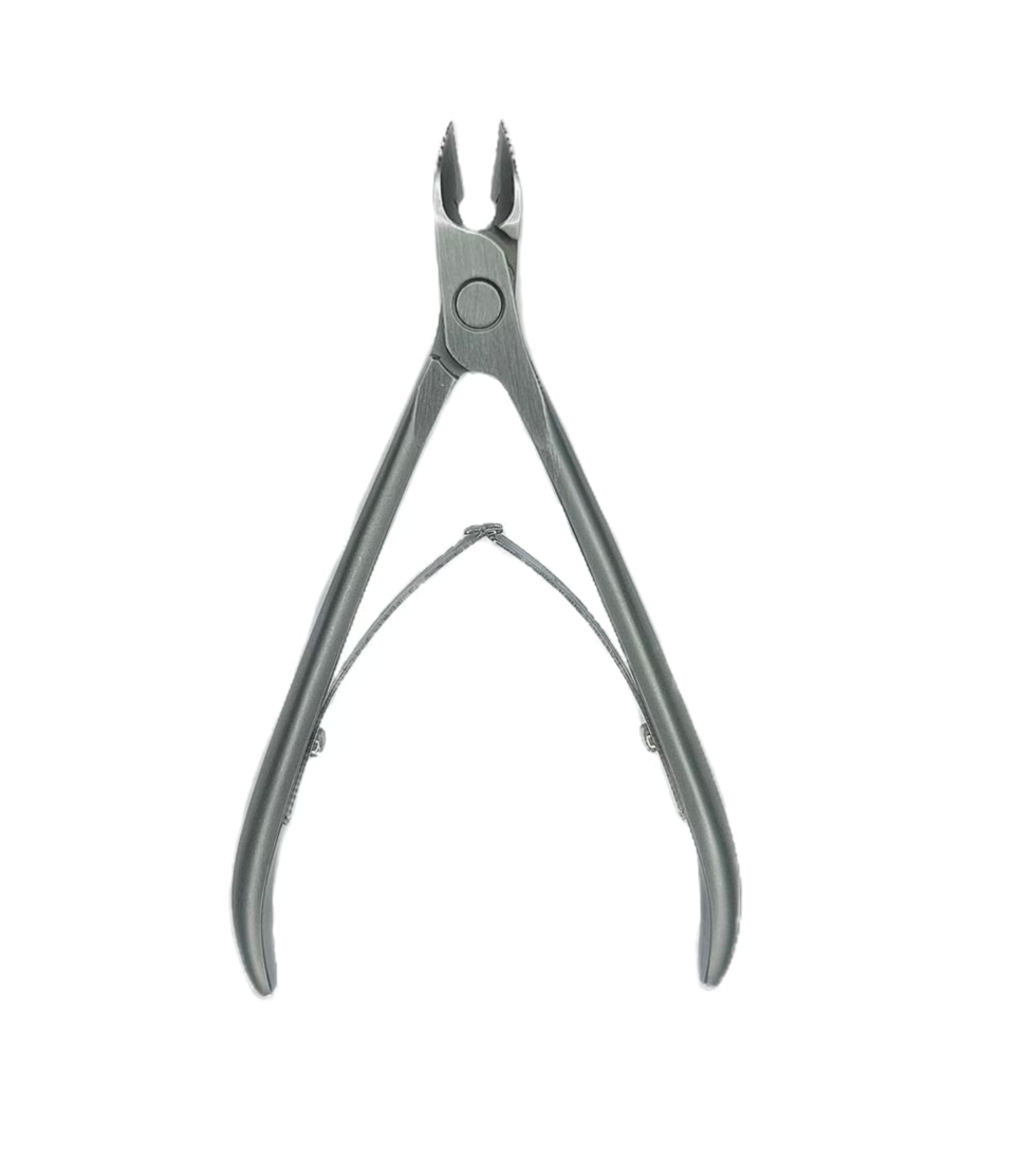 Unsere professionelle Nagelhautzange aus hochwertigem Edelstahl ist ein unverzichtbares Werkzeug für präzise Maniküre-Arbeiten. Die ultrascharfen, handgeschliffenen Klingen ermöglichen das mühelose Entfernen überschüssiger Nagelhaut, ohne die umliegende Haut zu beschädigen. Dank des ergonomischen Designs liegt die Zange perfekt in der Hand und sorgt für komfortables, kontrolliertes Arbeiten. Langlebig, leicht zu reinigen und ideal für den täglichen Einsatz im Nagelstudio!