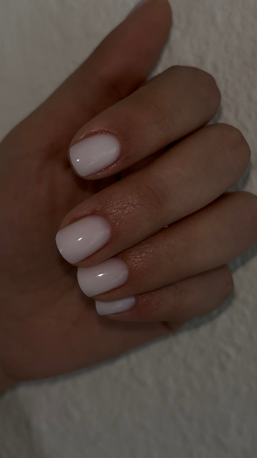  Farbige UV-Gele sind spezielle Gele für die Nagelmodellage, die unter UV- oder LED-Licht aushärten. Sie sind in einer Vielzahl von Farben erhältlich und werden verwendet, um den Nägeln eine langanhaltende, glänzende Farbe zu verleihen